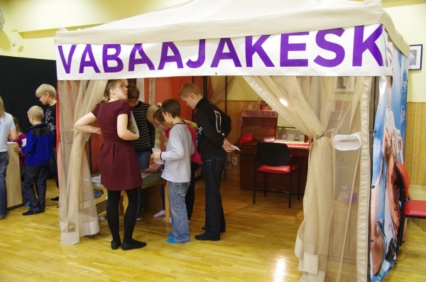 Liikuv linnak Paides – lapsed mängivad Ettevõtlusküla vabaajakeskuse letis